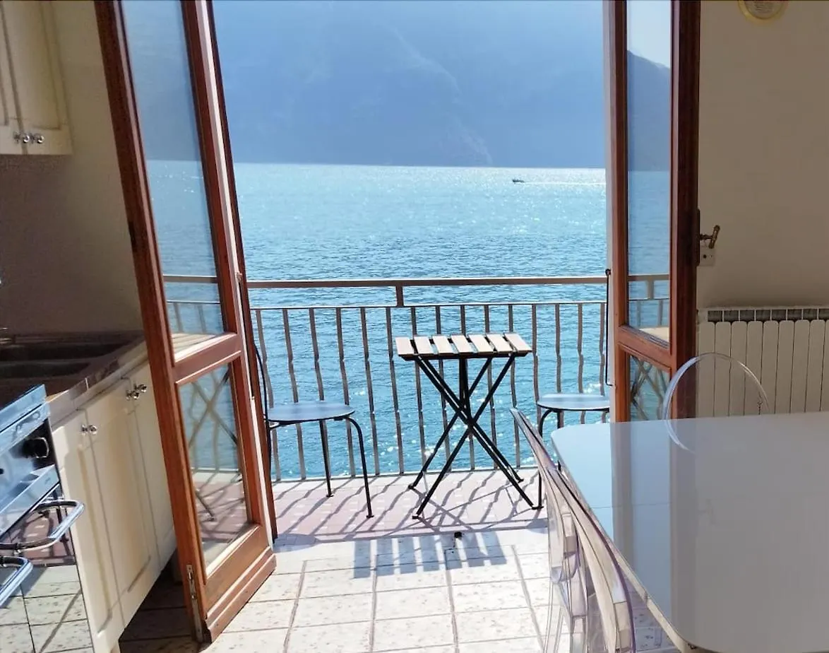 Daire Peaceful Lakefront Marone