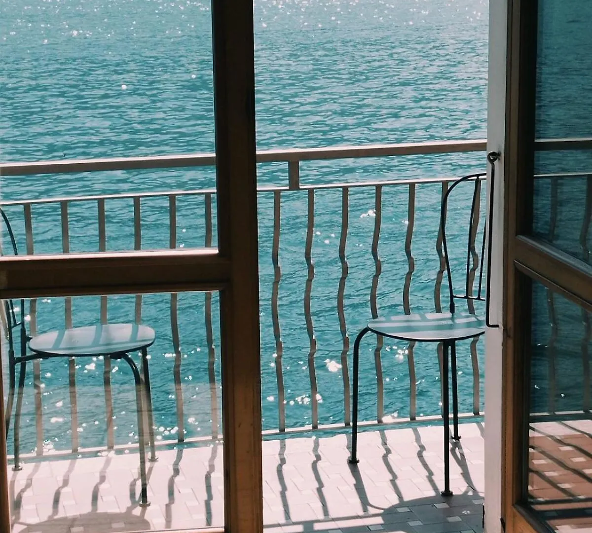 Peaceful Lakefront Marone Daire
